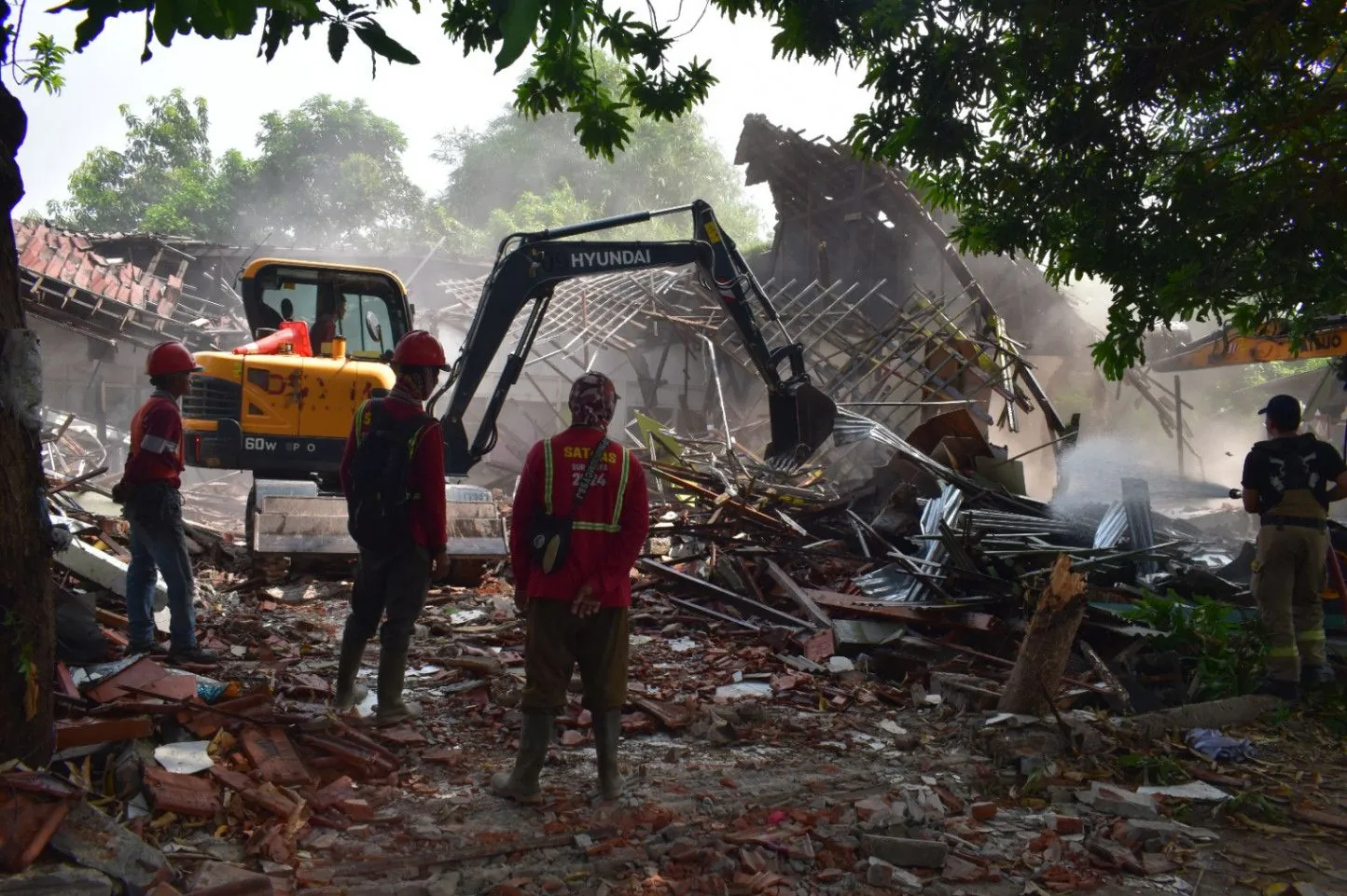 Tak Bayar Retribusi Lebih dari 10 Tahun, Pemkot Surabaya Tertibkan Aset di Jalan Barata Jaya